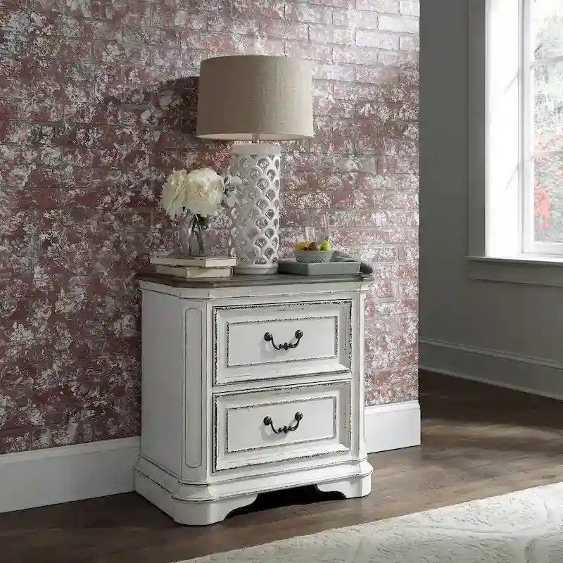 Ensemble lit à panneaux, commode, miroir et table de chevet Magnolia Manor
