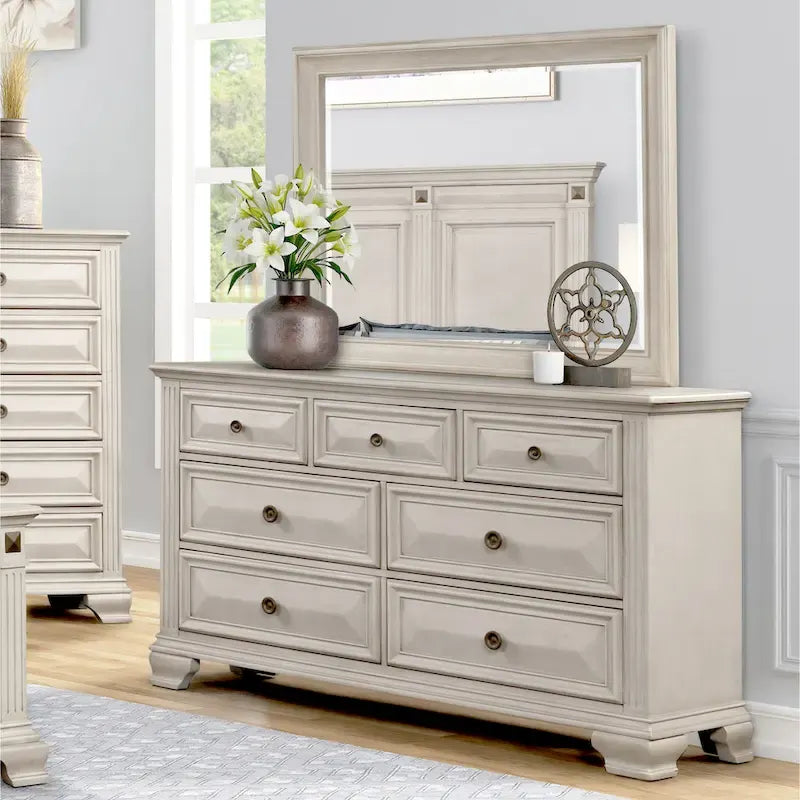 Ensemble de chambre à coucher Roundhill Furniture Renova en bois parchemin vieilli, comprenant un lit à panneaux, une commode, un miroir et une table de chevet.