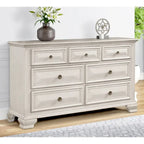 Ensemble de chambre à coucher Roundhill Furniture Renova en bois parchemin vieilli, comprenant un lit à panneaux, une commode, un miroir et une table de chevet.