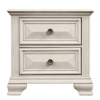 Ensemble de chambre à coucher Roundhill Furniture Renova en bois parchemin vieilli, comprenant un lit à panneaux, une commode, un miroir et une table de chevet.