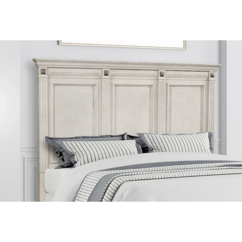 Ensemble de chambre à coucher Roundhill Furniture Renova en bois parchemin vieilli, comprenant un lit à panneaux, une commode, un miroir et une table de chevet.