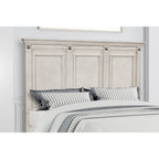 Ensemble de chambre à coucher Roundhill Furniture Renova en bois parchemin vieilli avec lit à panneaux, commode, miroir, table de chevet et commode haute.