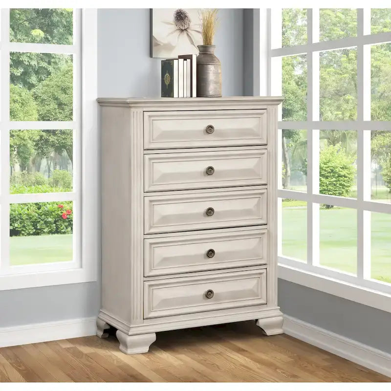 Ensemble de chambre à coucher Roundhill Furniture Renova en bois parchemin vieilli avec lit à panneaux, commode, miroir, table de chevet et commode haute.