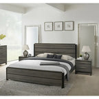 Ensemble de chambre à coucher 3 pièces en bois Roundhill Furniture Ioana, finition gris antique, comprenant un lit à panneaux et deux tables de chevet.