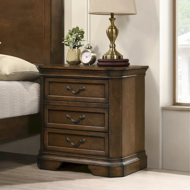 Lit traditionnel à panneaux de bois Maderne de Roundhill Furniture avec commode, miroir, table de chevet et coffre, finition noyer antique