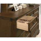 Lit traditionnel à panneaux de bois Maderne de Roundhill Furniture avec commode, miroir, table de chevet et coffre, finition noyer antique