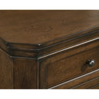 Lit traditionnel à panneaux de bois Maderne de Roundhill Furniture avec commode, miroir, table de chevet et coffre, finition noyer antique