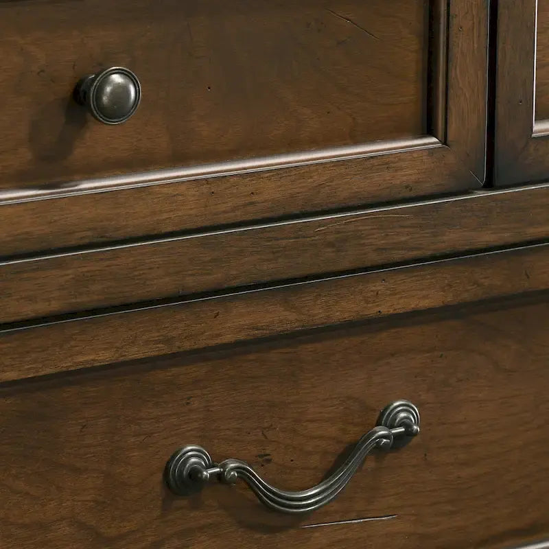 Lit traditionnel à panneaux de bois Maderne de Roundhill Furniture avec commode, miroir, table de chevet et coffre, finition noyer antique