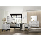 Ensemble de chambre à coucher contemporain Roundhill Furniture Stout, finition blanche, comprenant un lit à panneaux, une commode, un miroir et deux tables de chevet.