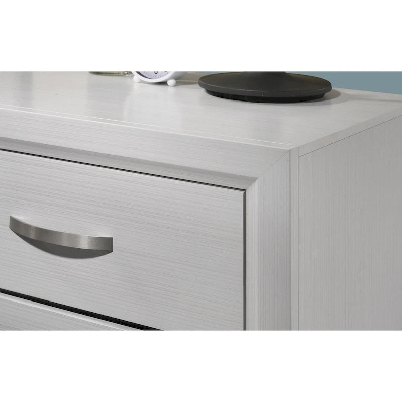 Ensemble de chambre à coucher contemporain Roundhill Furniture Stout, finition blanche, comprenant un lit à panneaux, une commode, un miroir et deux tables de chevet.
