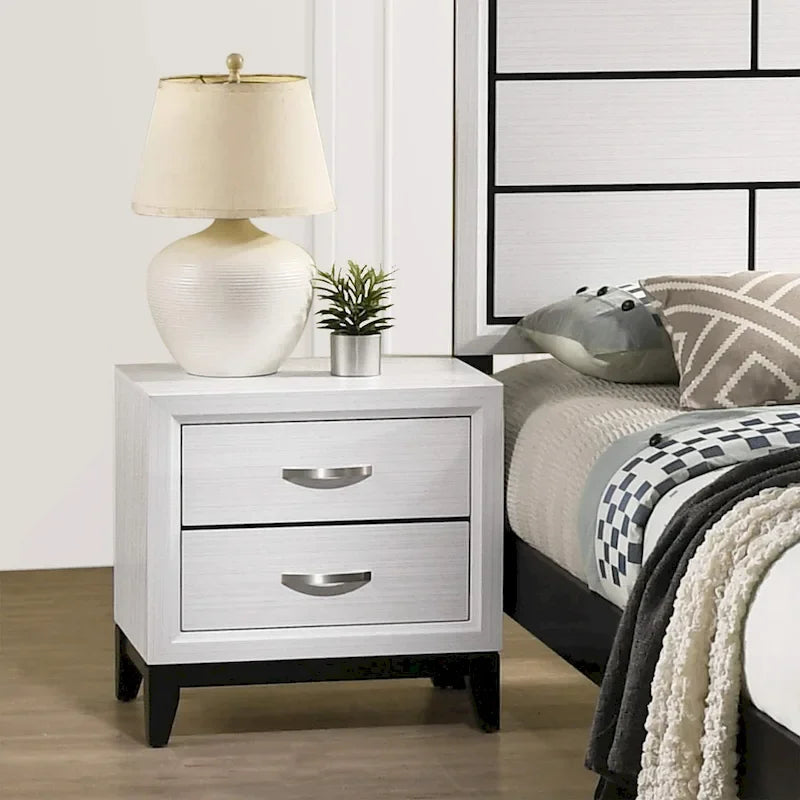 Ensemble de chambre à coucher contemporain Roundhill Furniture Stout, finition blanche, comprenant un lit à panneaux, une commode, un miroir et deux tables de chevet.