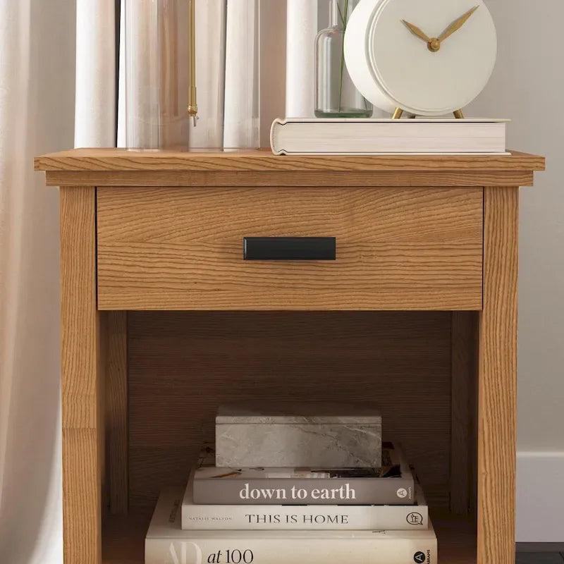 Lit Queen en bois brun Oak Park, table de chevet et commode
