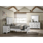 Ensemble de chambre à coucher en bois Clelane de Roundhill Furniture comprenant un lit, une commode, un miroir et une table de chevet