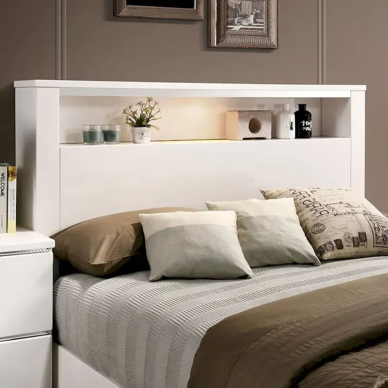 Ensemble de lit Champs Contemporary Queen en bois massif avec rangement et port USB, composé de 3 panneaux, par Furniture of America