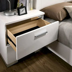 Ensemble de lit Champs Contemporary Queen en bois massif avec rangement et port USB, composé de 3 panneaux, par Furniture of America