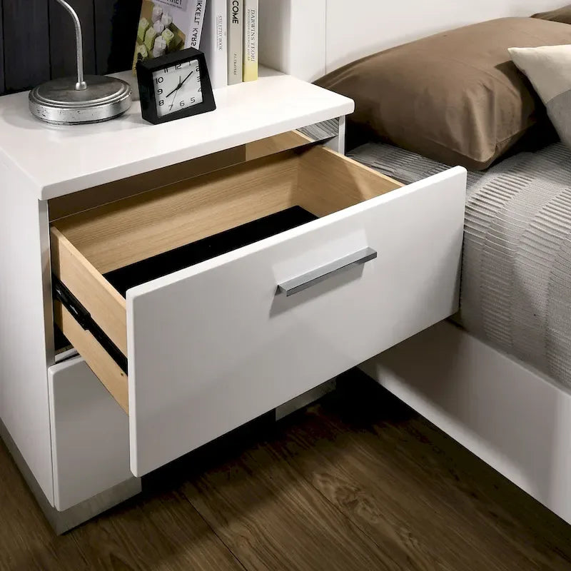 Ensemble de lit Champs Contemporary Queen en bois massif avec rangement et port USB, composé de 3 panneaux, par Furniture of America