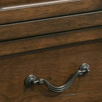 Ensemble de chambre à coucher 3 pièces en bois Roundhill Furniture Maderne, comprenant un lit à panneaux et deux tables de chevet, finition noyer antique