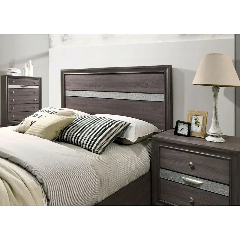 Ensemble de chambre à coucher Bara contemporain en bois massif gris avec plateforme de rangement 2 pièces par Furniture of America