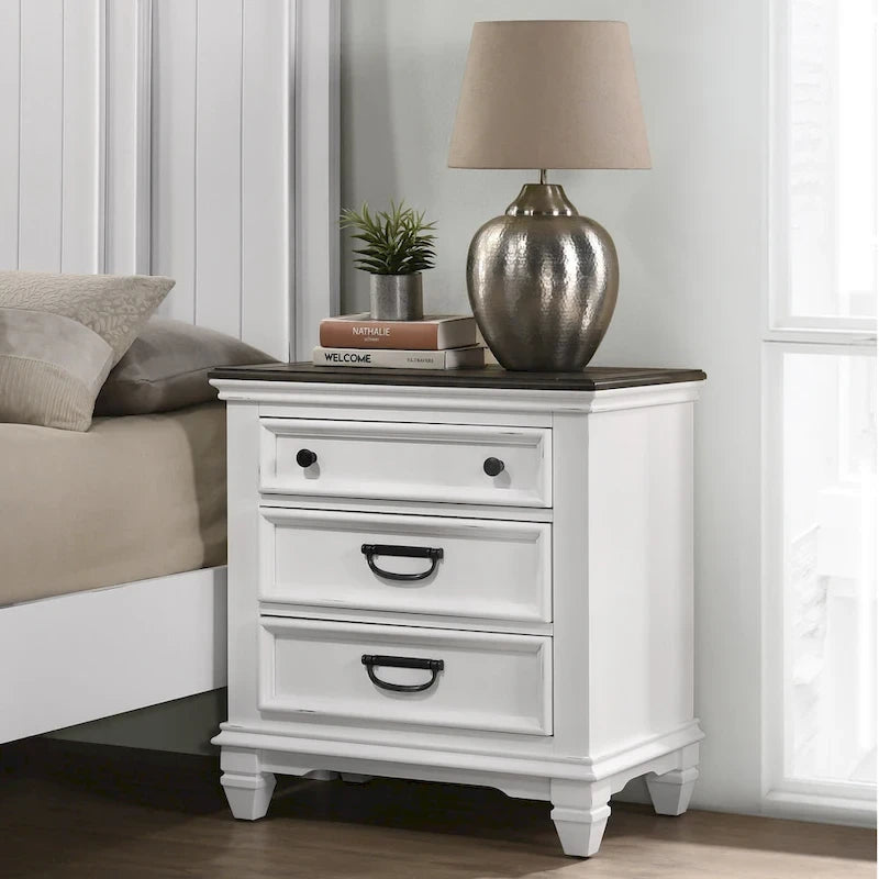 Ensemble de chambre à coucher en bois Clelane de Roundhill Furniture comprenant un lit, une commode, un miroir et deux tables de chevet