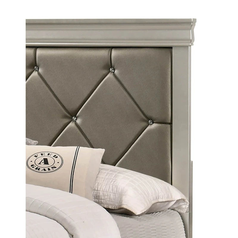 Set camera da letto Sigurd 4 pezzi in similpelle argentata con pannello capitonné