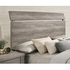 Ensemble de chambre à coucher contemporain Roundhill Furniture Floren en bois gris vieilli, comprenant un lit à panneaux, une commode, un miroir et une table de chevet.