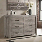 Ensemble de chambre à coucher contemporain Roundhill Furniture Floren en bois gris vieilli, comprenant un lit à panneaux, une commode, un miroir et une table de chevet.