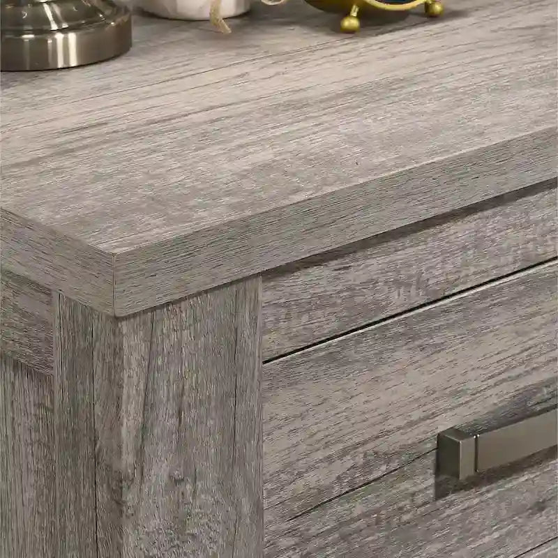Ensemble de chambre à coucher contemporain Roundhill Furniture Floren en bois gris vieilli, comprenant un lit à panneaux, une commode, un miroir et une table de chevet.