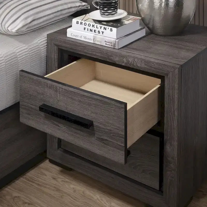 Ensemble de chambre à coucher Rothwell contemporain en bois gris avec étagères, composé de 2 panneaux, par Strick &amp; Bolton