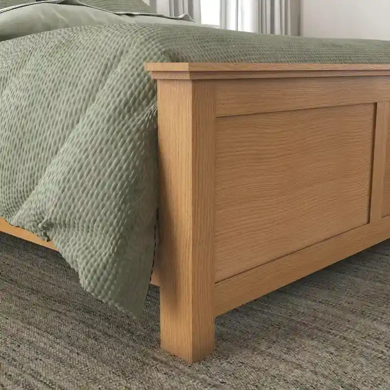 Lit King en bois brun Oak Park et deux tables de chevet