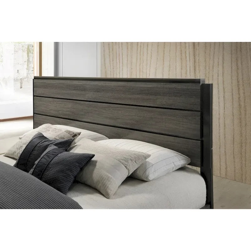 Ensemble de chambre à coucher Roundhill Furniture Ioana 187 en bois finition gris antique, comprenant un lit king size, une commode, un miroir et une table de chevet.