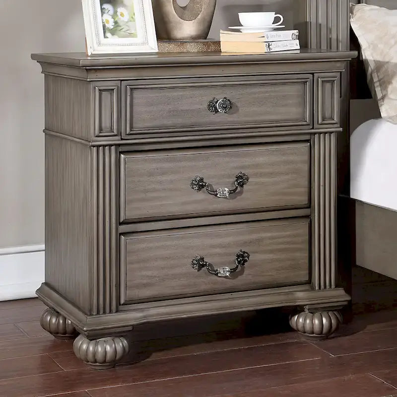 Ensemble de chambre à coucher traditionnel 3 pièces Vame en bois gris avec deux tables de chevet, par Furniture of America