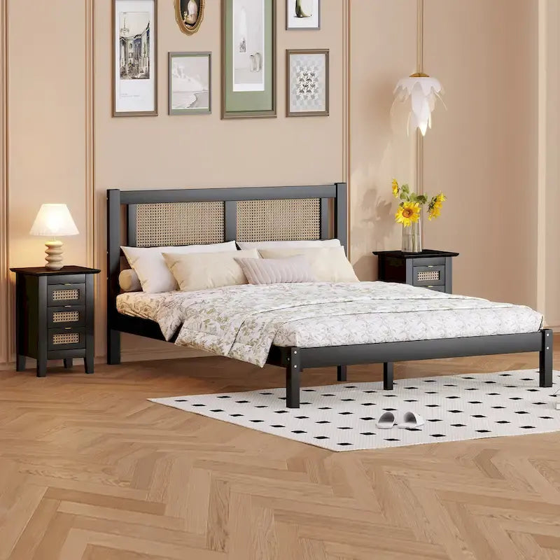 Ensemble de chambre 3 pièces : lit plateforme en bois Queen Size avec tête de lit en rotin, 2 tables de chevet en rotin et 3 tiroirs, noir