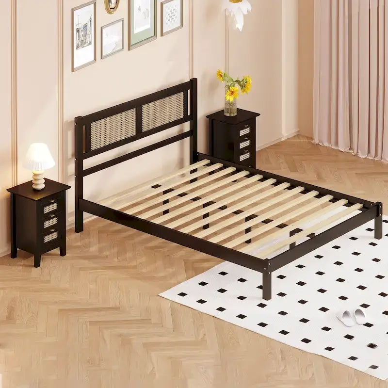 Ensemble de chambre 3 pièces : lit plateforme en bois Queen Size avec tête de lit en rotin, 2 tables de chevet en rotin et 3 tiroirs, noir