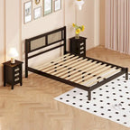 Ensemble de chambre 3 pièces : lit plateforme en bois Queen Size avec tête de lit en rotin, 2 tables de chevet en rotin et 3 tiroirs, noir