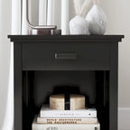 Lit Queen en bois noir Oak Park, table de chevet et commode par Homestyles
