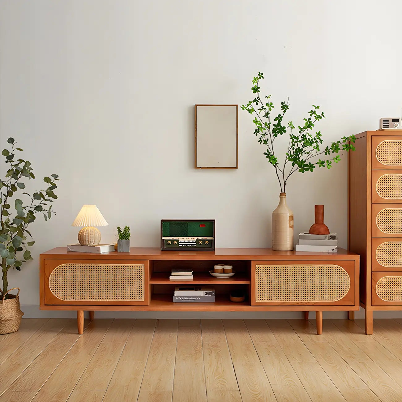 Mobile TV con vano a giorno e ante in rattan, in legno naturale da 200 cm