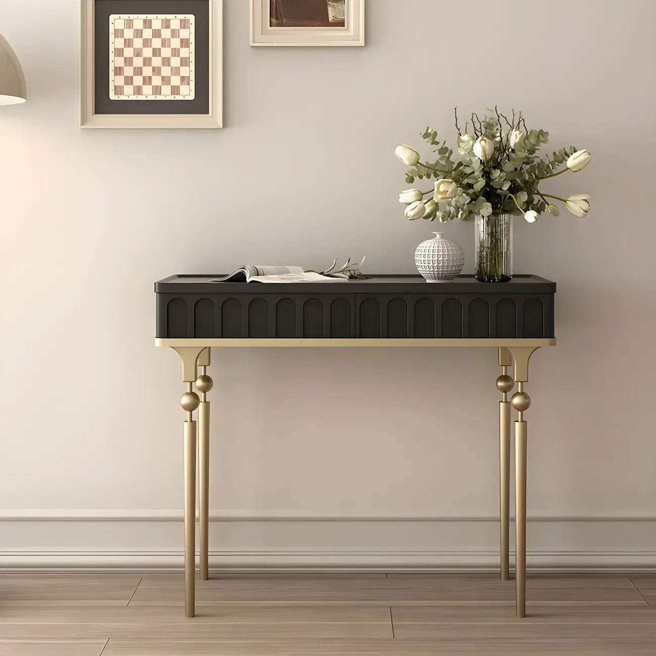 Console moderne en bois noir avec pieds dorés