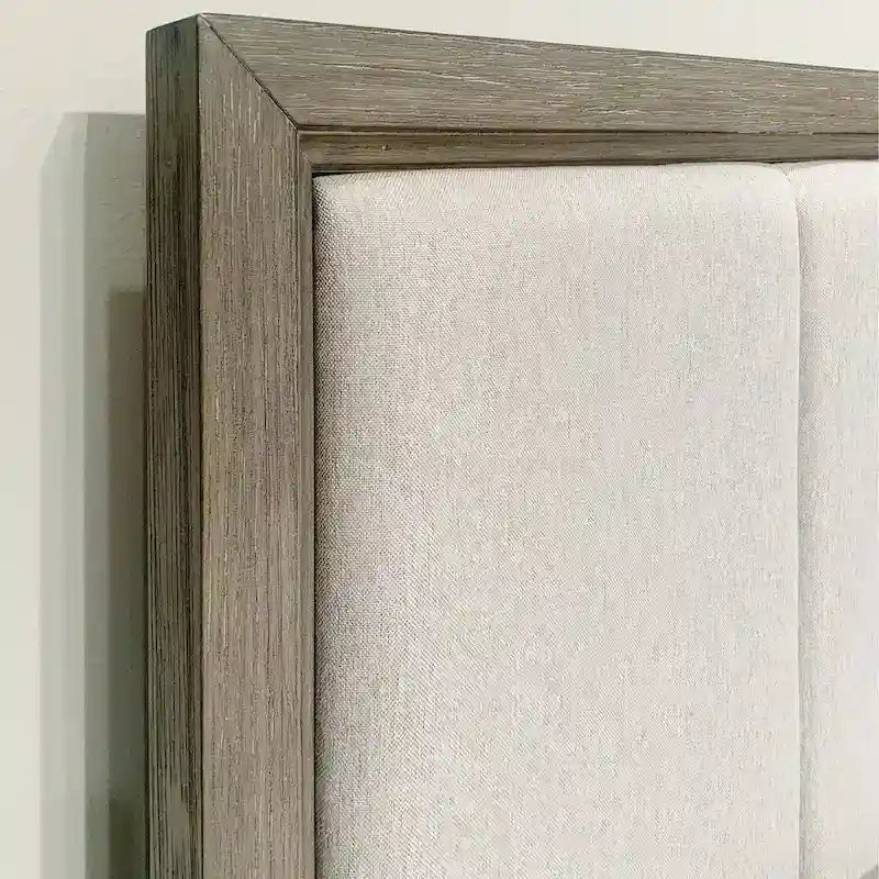 Ensemble de chambre à coucher Roundhill Furniture Ennesley en bois gris avec lit à panneaux rembourrés, commode, miroir, table de chevet et commode haute.