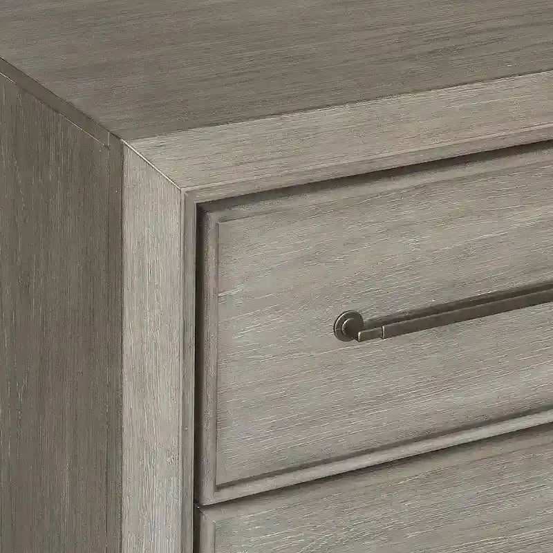 Ensemble de chambre à coucher Roundhill Furniture Ennesley en bois gris avec lit à panneaux rembourrés, commode, miroir, table de chevet et commode haute.