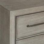 Ensemble de chambre à coucher Roundhill Furniture Ennesley en bois gris avec lit à panneaux rembourrés, commode, miroir, table de chevet et commode haute.