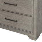 Ensemble de chambre à coucher Roundhill Furniture Ennesley en bois gris avec lit à panneaux rembourrés, commode, miroir, table de chevet et commode haute.