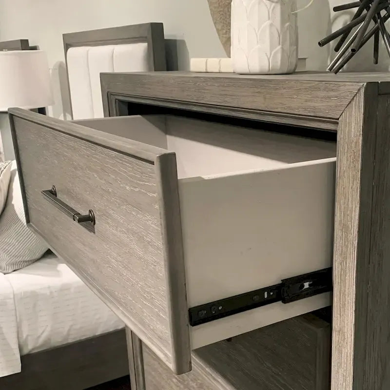 Ensemble de chambre à coucher Roundhill Furniture Ennesley en bois gris avec lit à panneaux rembourrés, commode, miroir, table de chevet et commode haute.