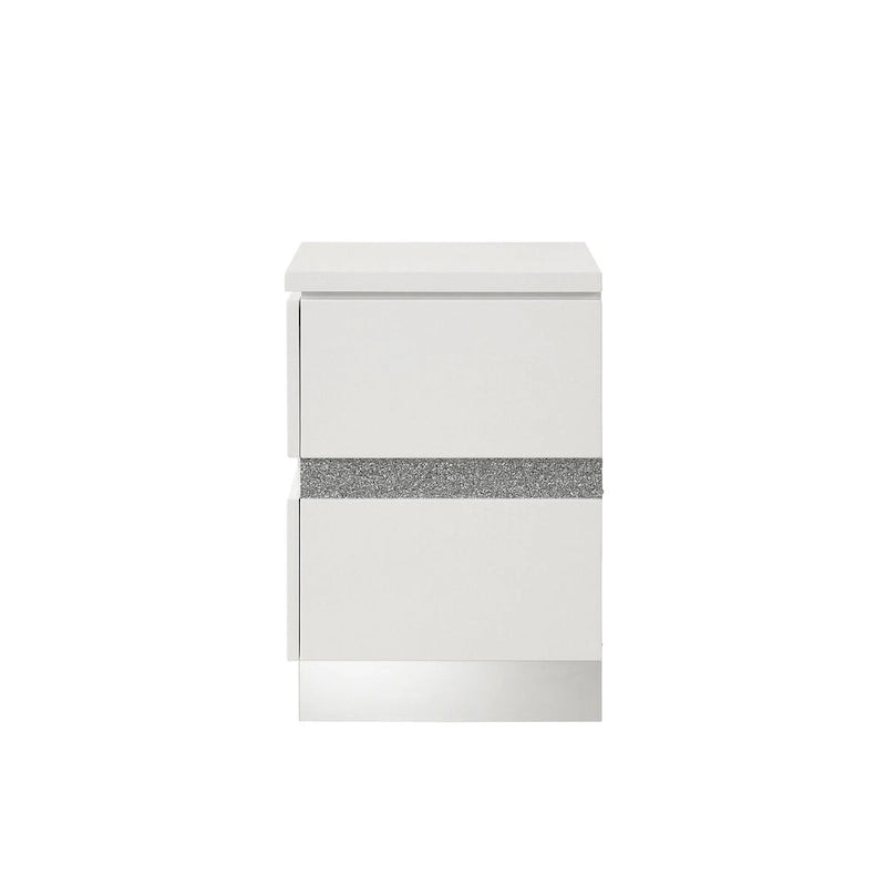 Ensemble de chambre à coucher 4 pièces Corazon blanc de New Classic Furniture avec table de chevet