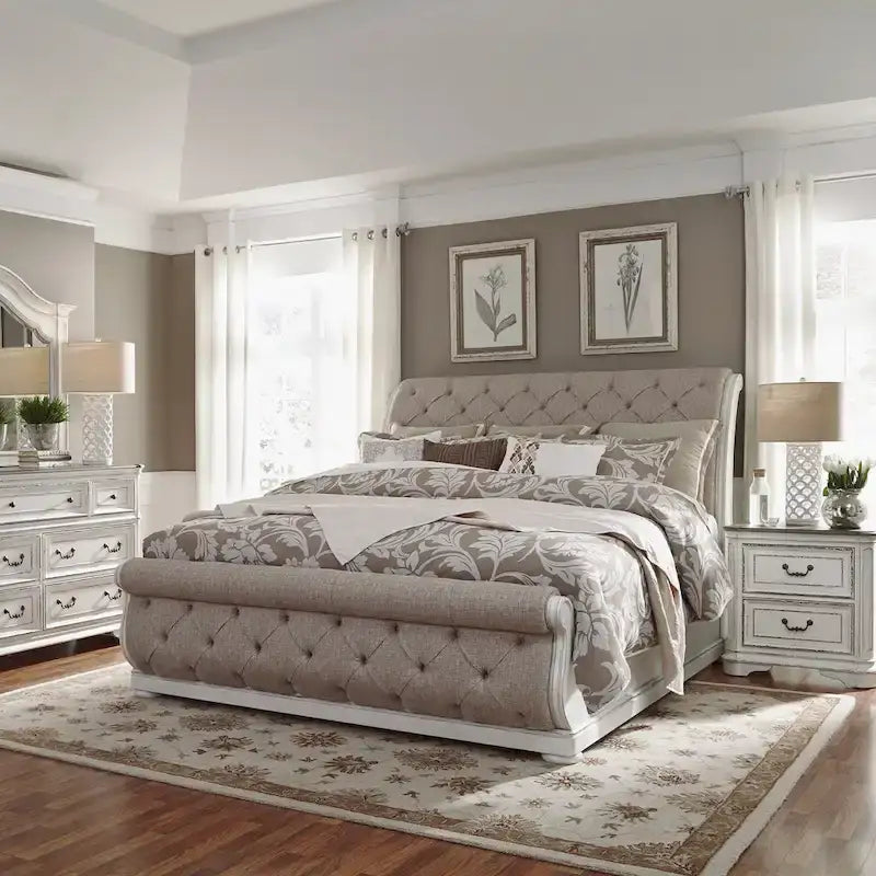 Ensemble lit traîneau, commode, miroir et table de chevet Magnolia Manor, revêtus de tissu blanc antique et écorce patinée