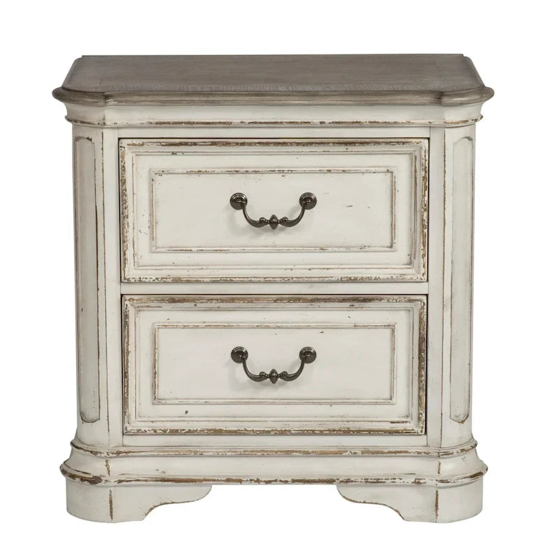 Ensemble lit traîneau, commode, miroir et table de chevet Magnolia Manor, revêtus de tissu blanc antique et écorce patinée