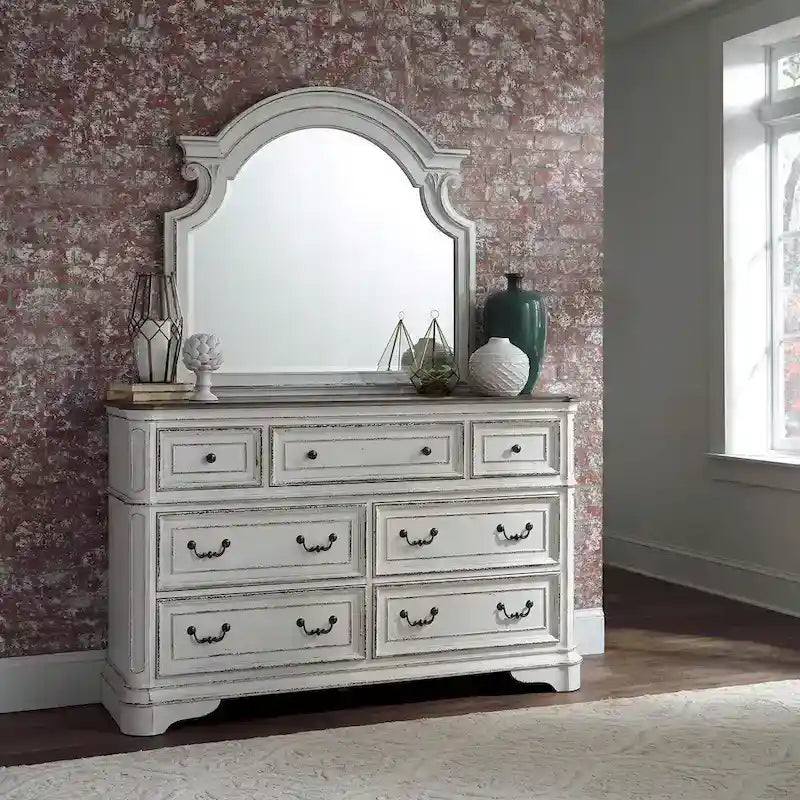 Ensemble lit traîneau, commode, miroir et table de chevet Magnolia Manor, revêtus de tissu blanc antique et écorce patinée