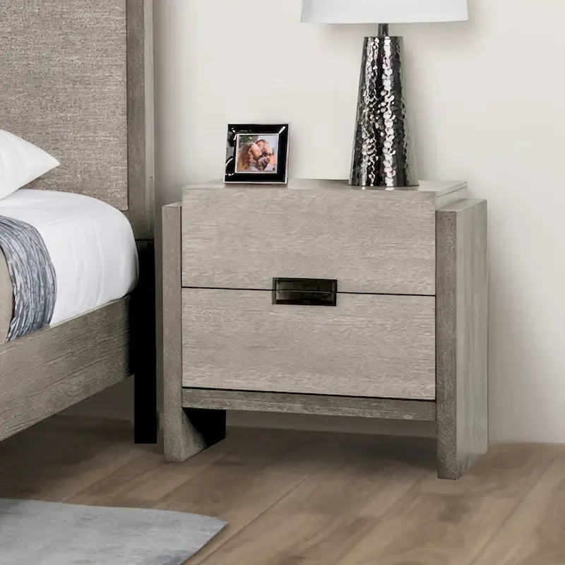 Ensemble de chambre à coucher 6 pièces Cruz de Furniture of America, style contemporain, en bois massif gris, comprenant un lit, 2 tables de chevet, une commode, un chiffonnier et un miroir.