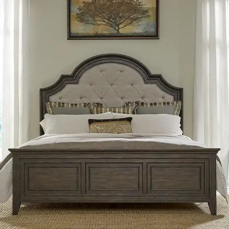 Lit, commode, miroir et table de chevet rembourrés couleur marron selle de Paradise Valley
