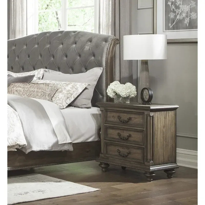 Ensemble de chambre traditionnel 3 pièces comprenant un lit capitonné et deux tables de chevet