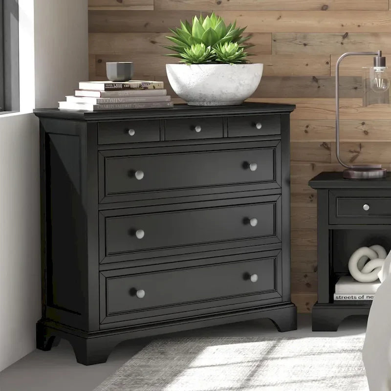 Ensemble lit queen en bois noir Homestyles Bedford 3 pièces, comprenant deux tables de chevet et une commode.